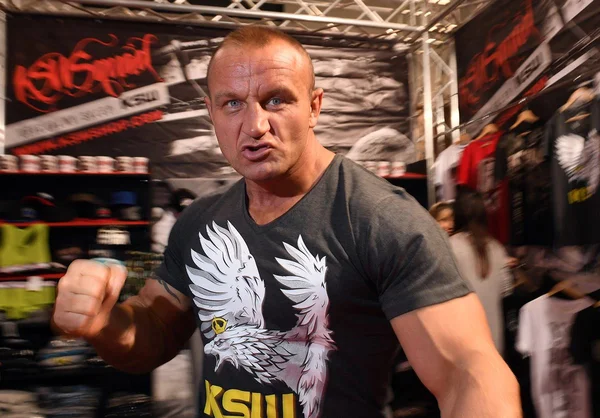“Homem mais Forte do Mundo” nocauteia gigante em evento de MMA; veja