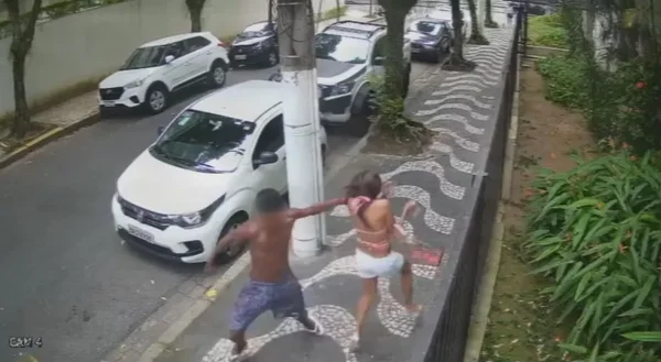 Jovem foi surpreendida pelo bandido, que deu um soco para roubá-la