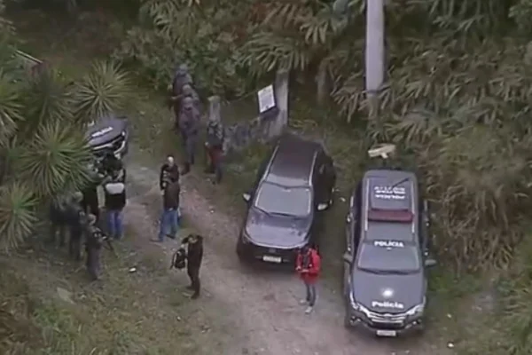 Imagem colorida de visão aérea de viaturas da PM na Estrada dos Alverengas. Metrópoles
