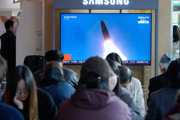 Imagem colorida de míssil balístico da Coreia do Norte