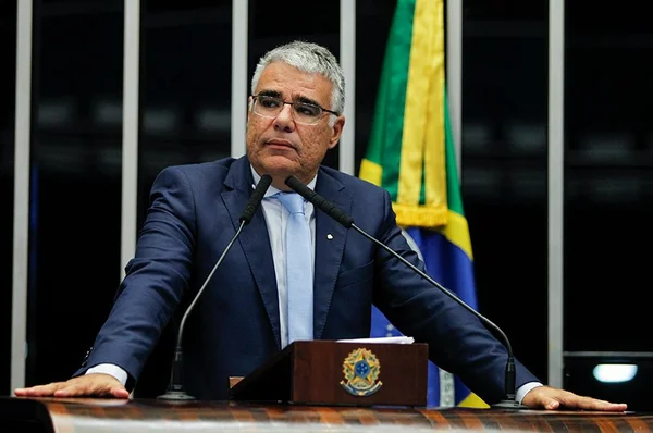 Eduardo Girão na tribuna