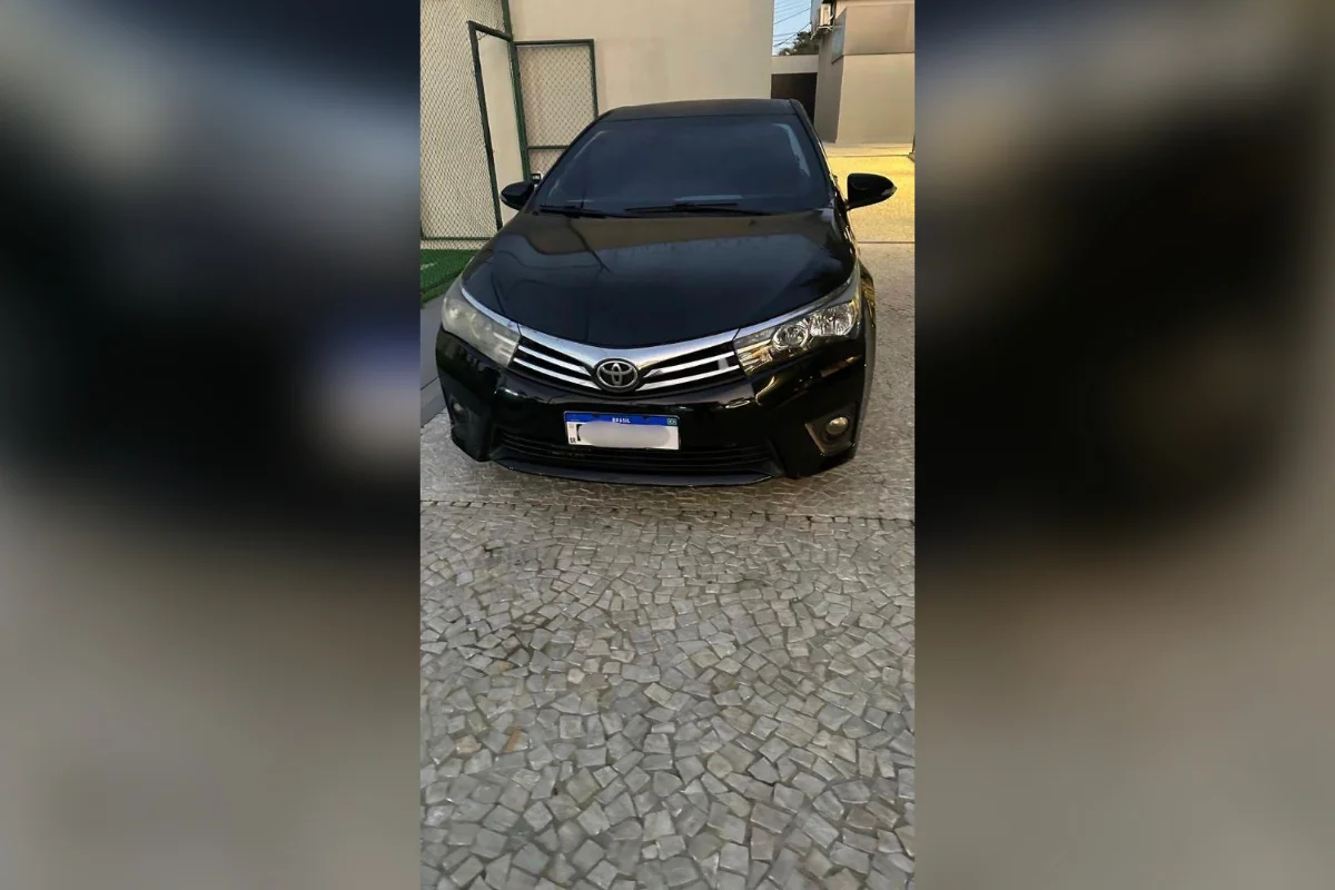 Além do jipe, os investigadores também apreenderam um sedã da BYD e um Toyota Corolla, ambos pretos Além do jipe, os investigadores também apreenderam um sedã da BYD e um Toyota Corolla, ambos pretos
