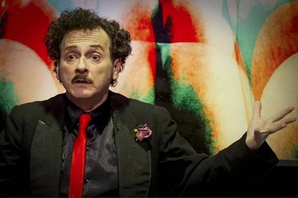 Brasileiro é preso na Itália por tentar assassinar ator de teatro