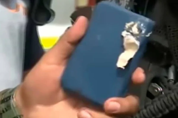 Milagre? Bíblia salva policial de levar tiro no peito