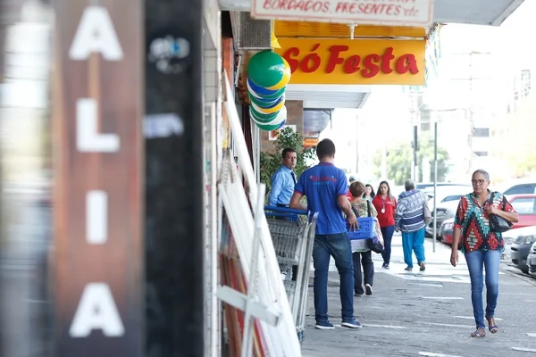Movimento de pessoas do comércio da quadra C8 de Taguatinga