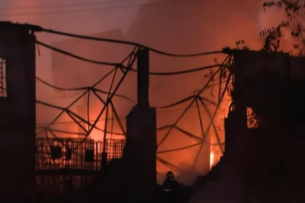 foto colorida de Incêndio que atinge fábrica de óleos lubrificantes em Guarulhos - Metrópoles