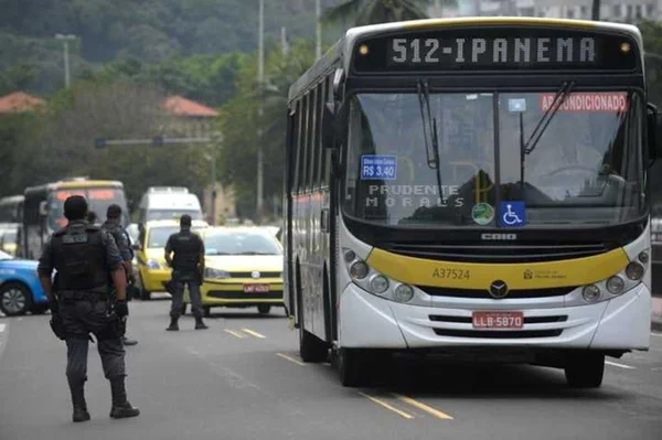 Outros dois homens são presos e liberados após masturbação em ônibus