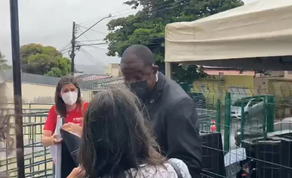 Segurança do prefeito de Goiânia arranca faixa de manifestantes à força, na capital de Goiás