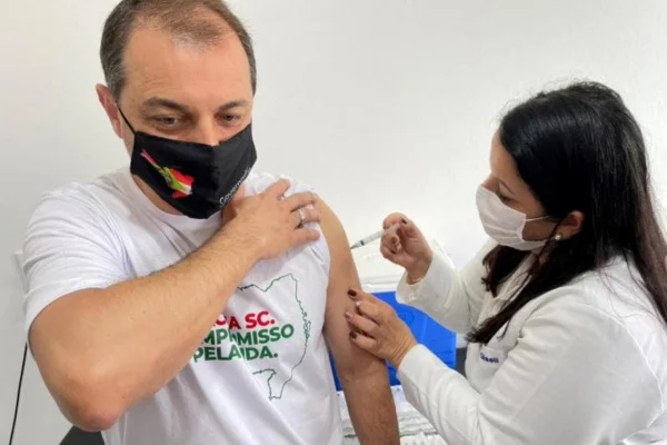 Carlos Moisés toma primeira dose contra Covid-19 em Santa Catarina