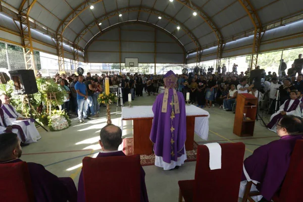 Imagem colorida de missa - Metrópoles