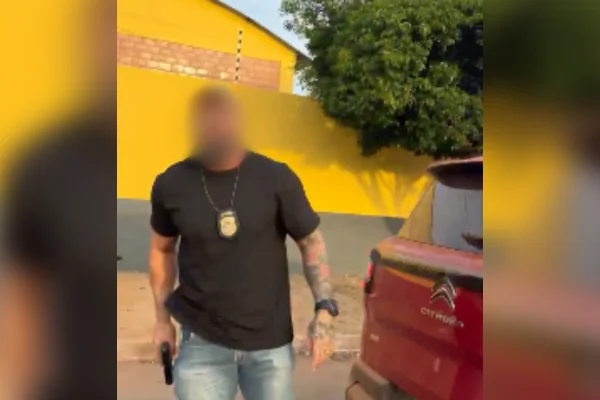 Policial saca arma em briga por focinheira com dono de pit monster