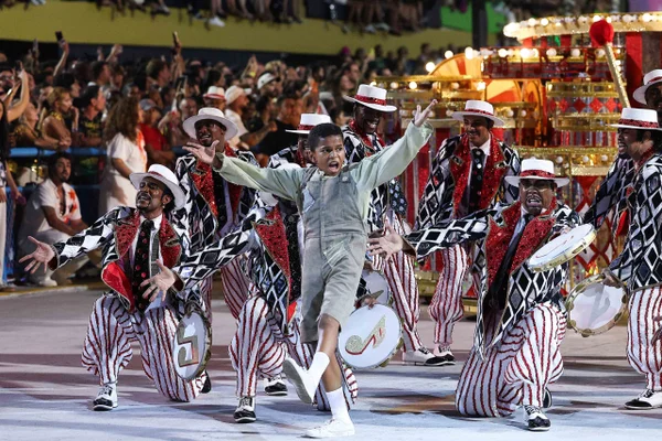 Vitor Gabriel durante desfile do Unidos do Viradouro durante os desfiles do Carnaval de 2026 no Sambódromo da Sapucai Metrópoles