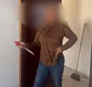 Veja o momento em que a mãe ataca Pablinny Faleiro Pedersoli, ex-dançarina do Faustão, com uma faca
