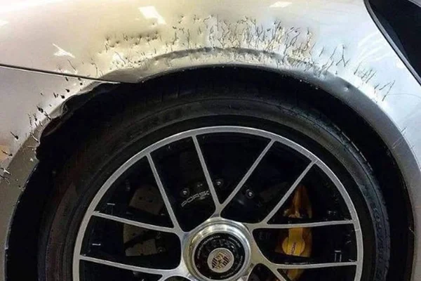 Cantor de “kuduro” tem Porsche de R$ 1 mi destruído pelo cachorro