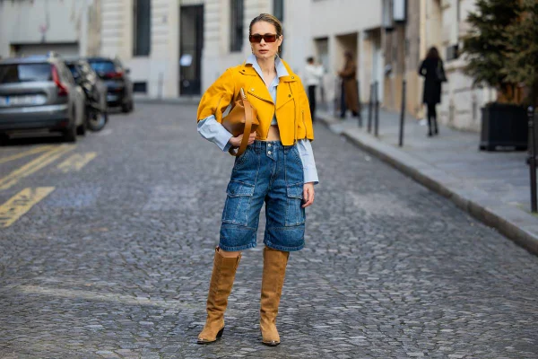 Foto de street style com mulher vestindo bermudas jeans longas, ou jorts - Metrópoles