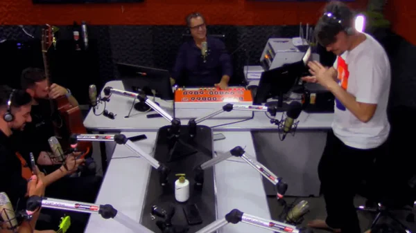 Jair Renan Bolsonaro dança em programa na rádio