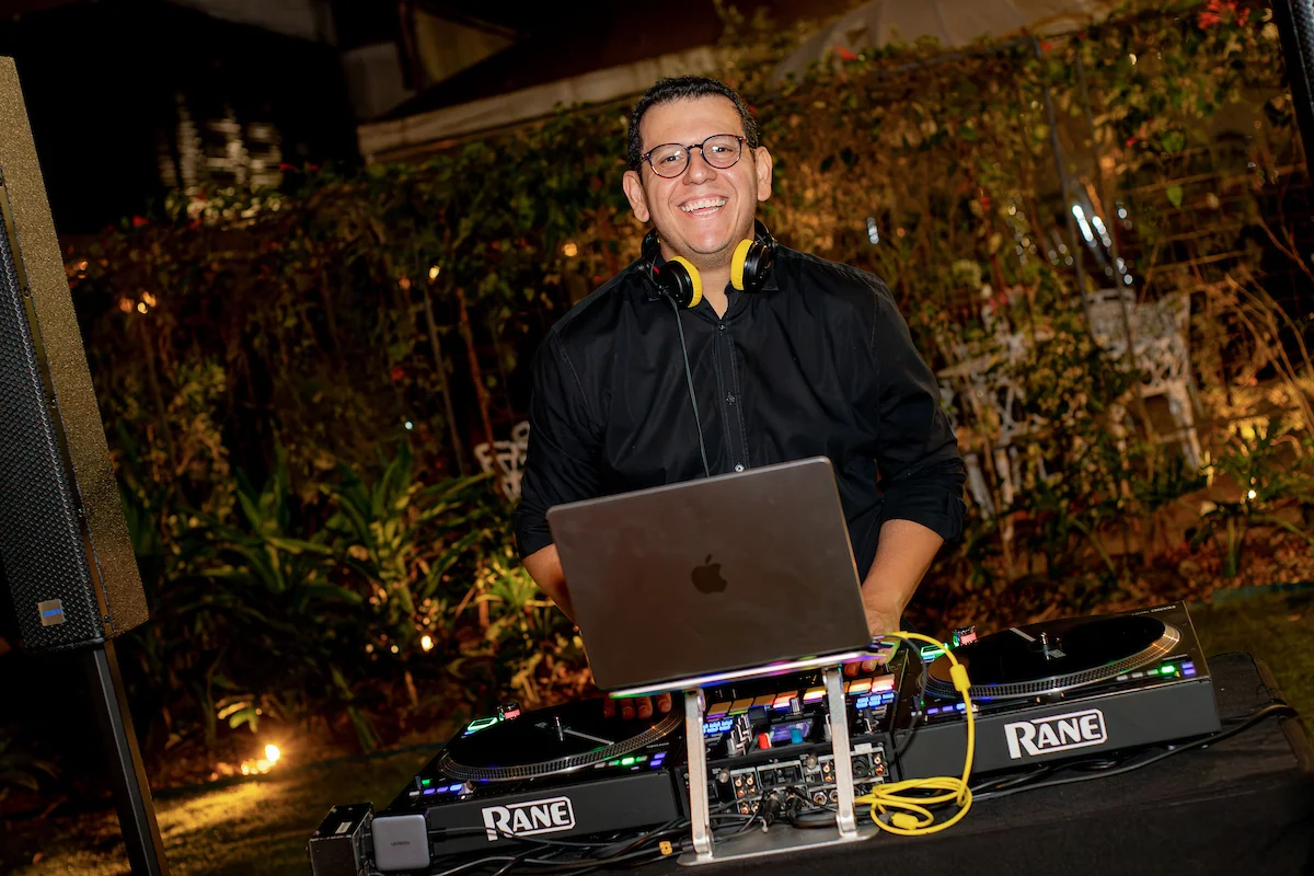 DJ Bola embalou a noite com diversos hits e músicas animadas DJ Bola embalou a noite com diversos hits e músicas animadas