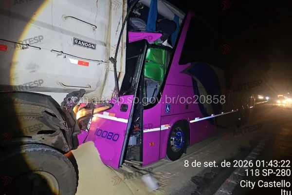 Foto colorida mostra como ficou ônibus após colidir contra carreta na Rodovia Castello Branco.