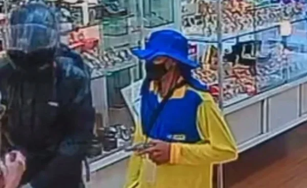 Assaltantes usam uniforme dos Correios em ataque frustrado a joalheria