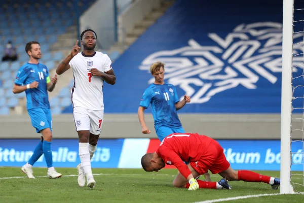 Inglaterra joga mal, mas obtém vitória sobre Islândia com gol no fim
