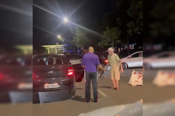 Socos, enforcamento e bolsada: acidente acaba em barraco em Brasília