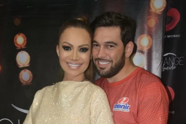 Após separação, Solange Almeida é vista com ex-marido no Carnaval