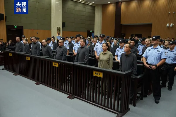 Imagem colorida de julgamento de membros da família Ming em tribunal chinês. Paulista escravizado em Mianmar reconheceu mafioso condenado à morte. - Metrópoles