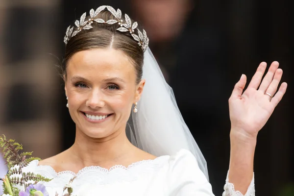 Foto colorida de mulher com tiara e vestido de noiva - Metrópoles