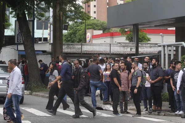 Prédio é evacuado após 50 pessoas pularem em palestra motivacional