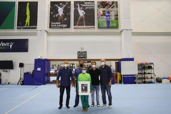 Após ouro e prata em Tóquio, Rebeca Andrade é homenageada com painel no CT do COB