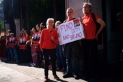 Sian Phillips, Gareth Phillips e Paul Sherwood, parentes do jornalista britânico, participam do protesto