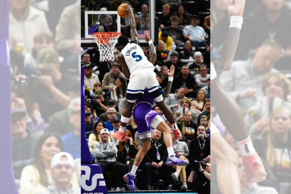 Anthony Edwards #5 do Minnesota Timberwolves enterra sobre John Collins #20 do Utah Jazz em 18 de março 2024