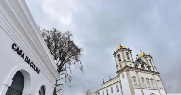Imagem colorida de igreja - Metrópoles