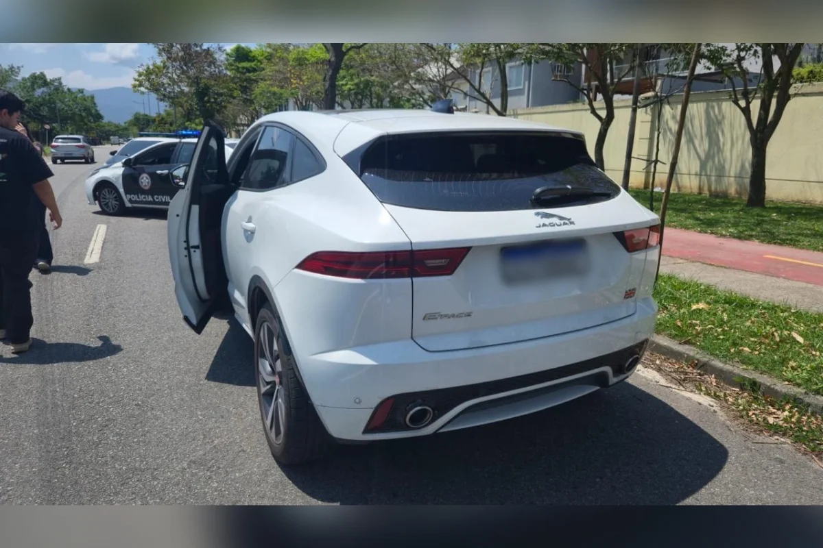 Casal do fisiculturismo é alvo de ação por carros de luxo adulterados no RJ - imagem 1 Casal do fisiculturismo é alvo de ação por carros de luxo adulterados no RJ - imagem 1