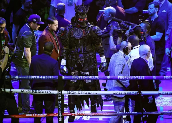Boxeador culpa fantasia bizarra por nocaute em derrota