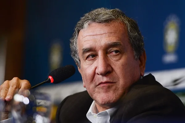 Parreira elogia estrangeiros, mas defende brasileiros na Seleção