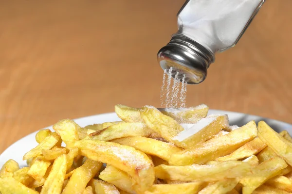 Sal, sal batata frita, sal na comida, colocando sal, adicionando sal