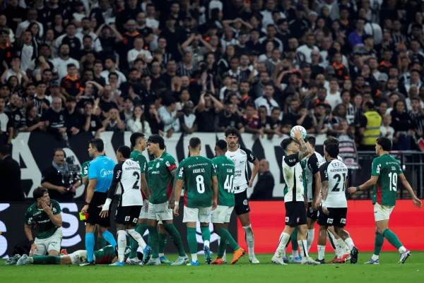 Palmeiras acusa funcionário do Corinthians de agredir jogador; entenda
