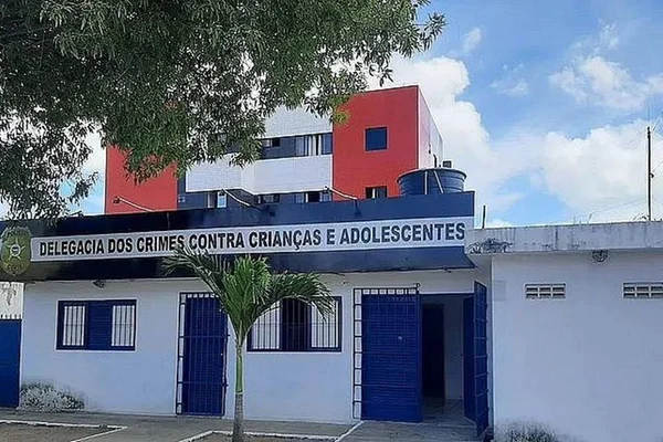 Foto colorida da delegacia dos crimes contra crianças e adolescentes de Alagoas - Metrópoles