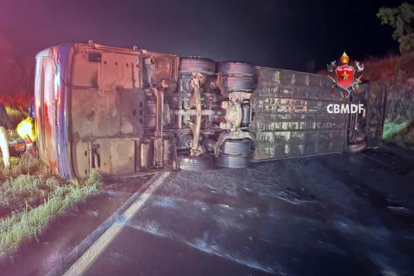 Três pessoas estão em estado grave após acidente de ônibus com guincho