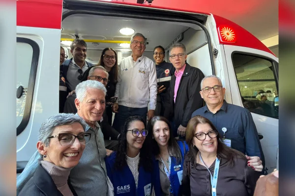Ministro da Saúde, Padilha entrega ambulância 5G em BH