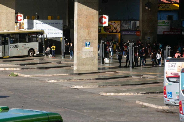 Rodoviários mantêm greve e paralisação de 100% da frota no DF
