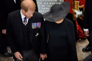Os duques de Sussex de mãos dadas no funeral da rainha Elizabeth, em 2022