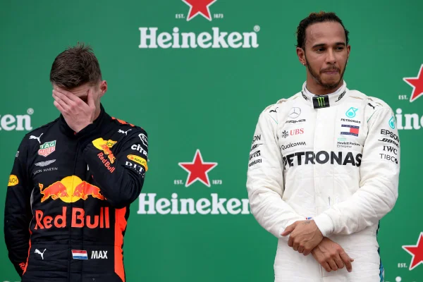 Lewis Hamilton e Max Verstappen