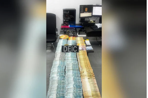 Imagem colorida mostra dinheiro apreendido em operação da Polícia Civil contra uma quadrilha que lavava dinheiro com jogos de azar - Metrópoles