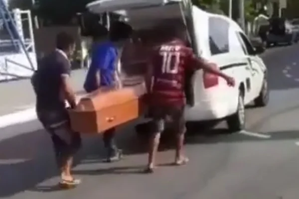 Caixão cai de carro funerário no centro de João Pessoa