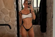 Thaís Vasconcellos, esposa Ferrugem, mostra shape no espelho