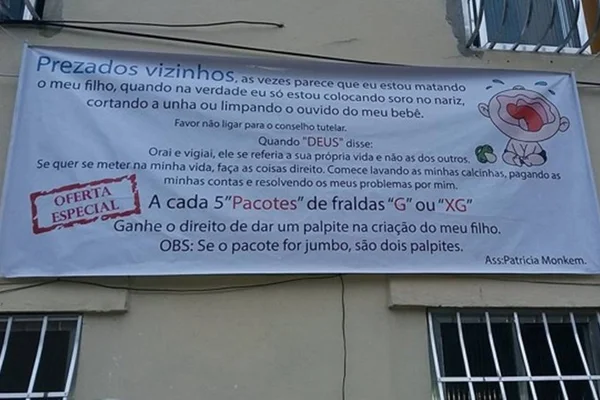 Mãe usa faixa para avisar: “Quer se meter na minha vida, faça direito”