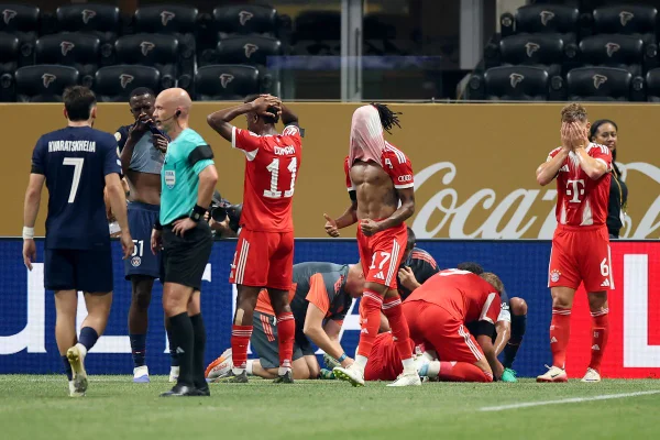 Vídeo: Musiala quebra o pé em dividida com Donnarumma