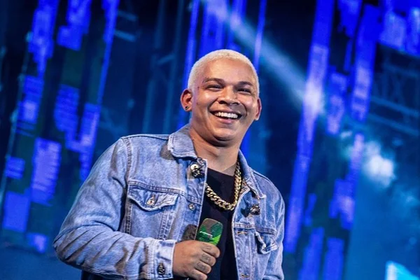 Susto! Aldair Playboy dá “mortal” no palco e cai em cima do público